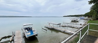 Cozy 1-bedroom hotel in amazing Hubbard Lake with WiFi, AC