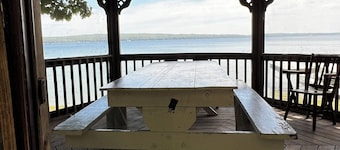 Cozy 1-bedroom hotel in amazing Hubbard Lake with WiFi, AC