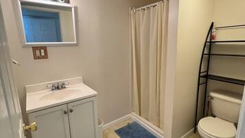 Doccia, asciugamani, sapone, carta igienica