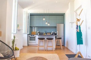 Kjøleskap, ovn, oppvaskmaskin og kaffetrakter/tekoker