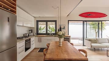 Fridge, oven, dishwasher, coffee/tea maker