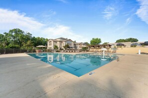 Pool - 2 Bdrm, 2bath Condo on the course! Branson near attractions in Pointe Reale (Branson)