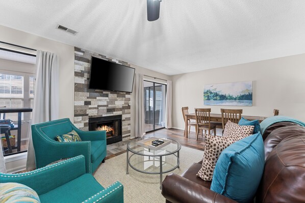 Living area - 2 Bdrm, 2bath Condo on the course! Branson near attractions in Pointe Reale (Branson)