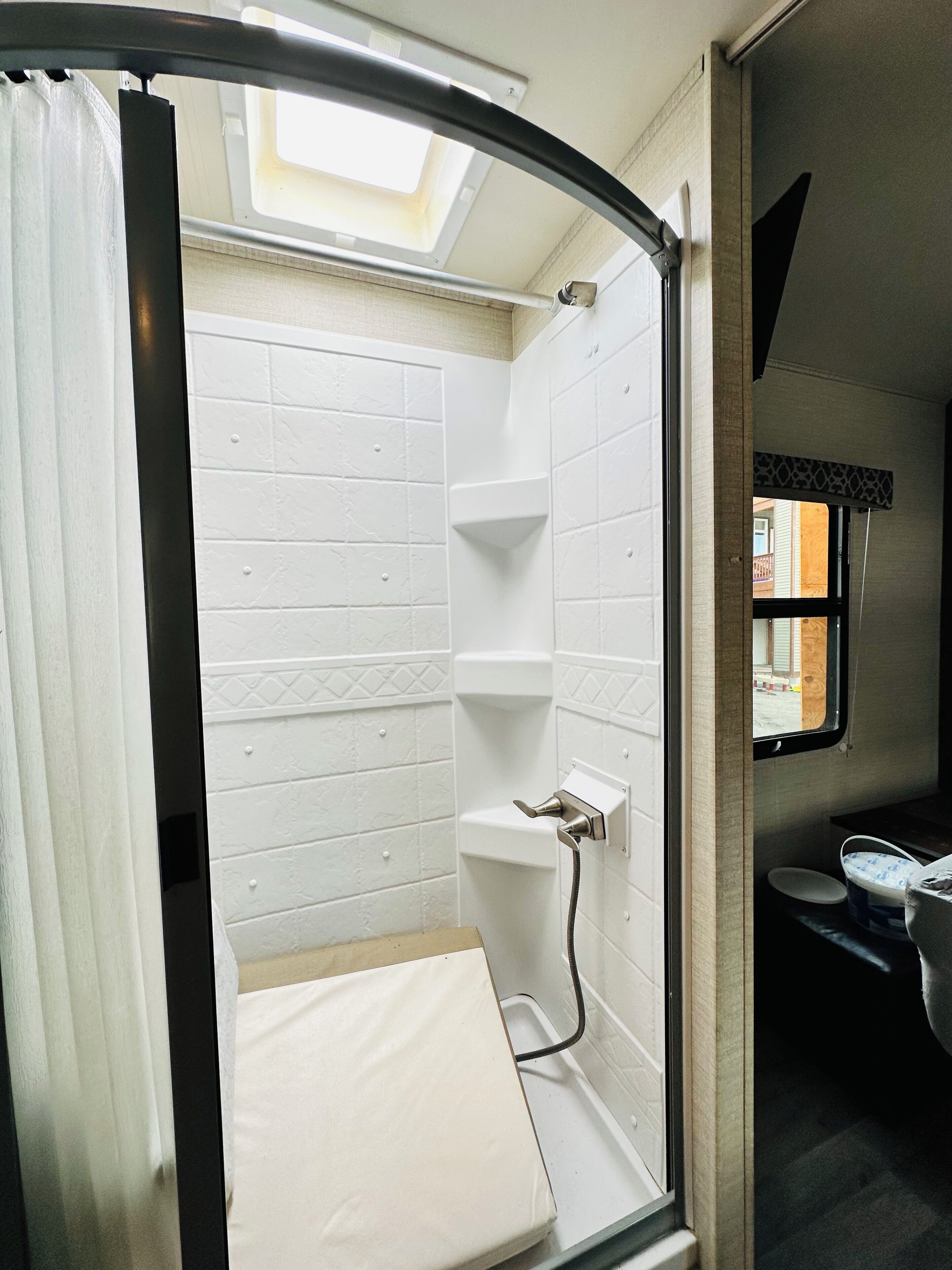 Regadera, toallas, jabón, papel de baño 