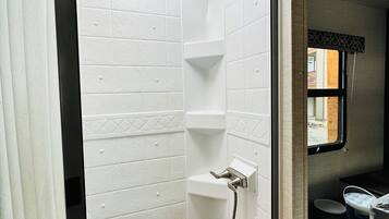 Regadera, toallas, jabón, papel de baño