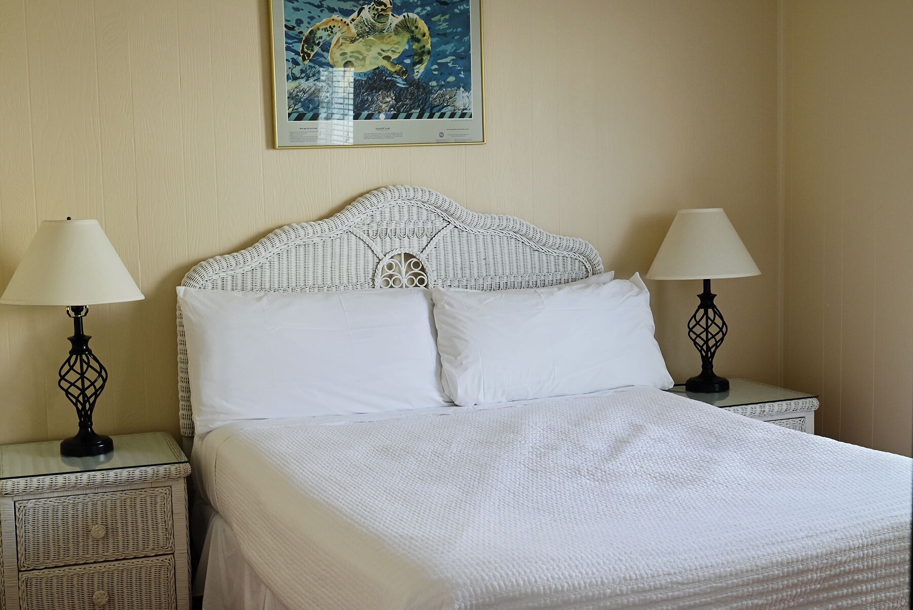 2 dormitorios, tabla de planchar con plancha, ropa de cama
