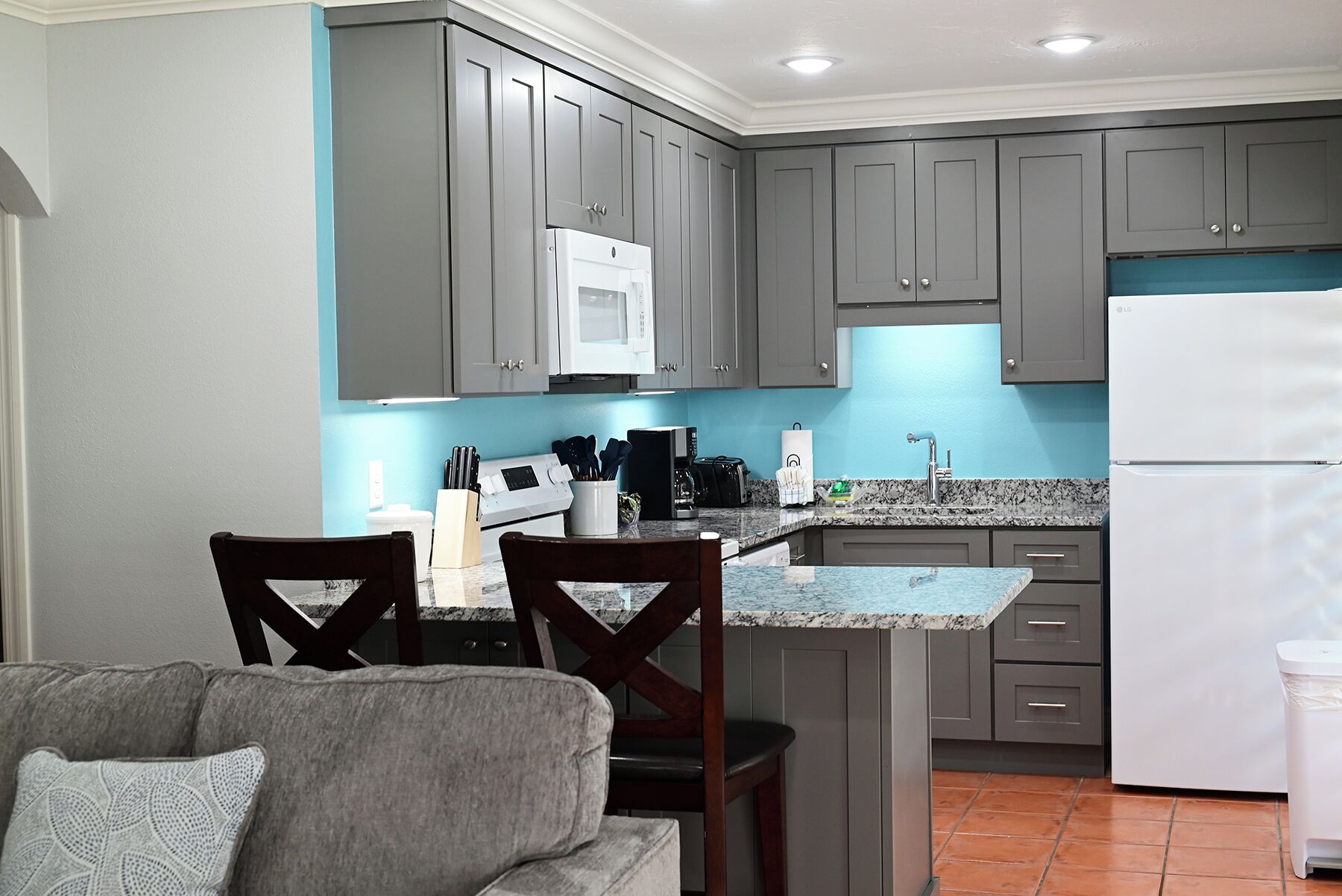 Coffee/tea maker, fridge, microwave, oven