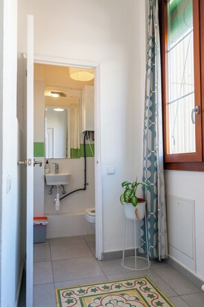 Douche, sèche-cheveux, serviettes fournies