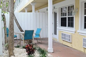 Outdoor dining - Convenient Ground-Floor Room Steps from the Beach (Bradenton Beach)