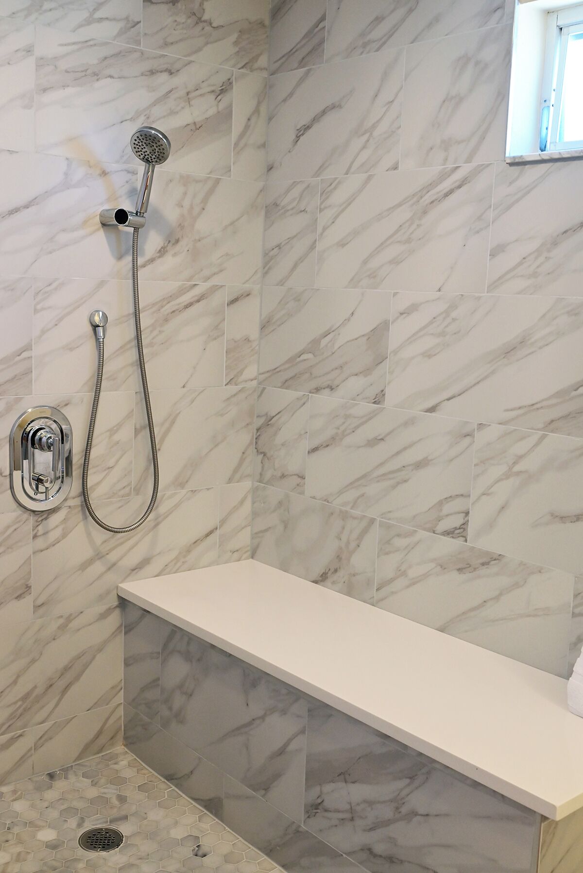 Un baño con ducha, lavamanos e inodoro.