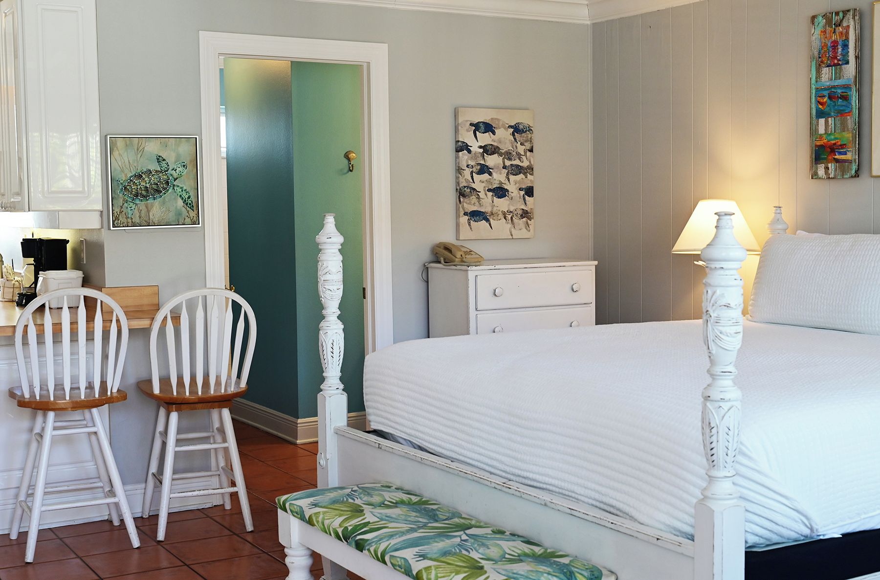Iron/ironing board, bed sheets