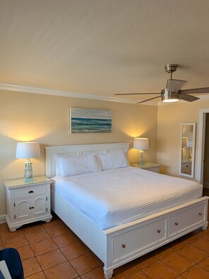 Tabla de planchar con plancha, wifi gratis, ropa de cama