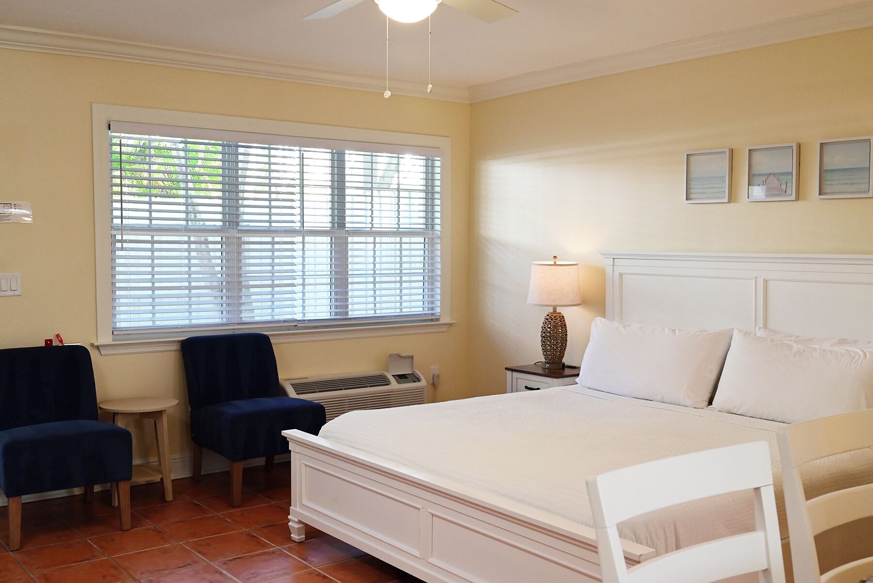 Iron/ironing board, bed sheets