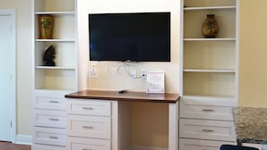 Interior - Easy-Access Ground-Floor Studio with Full Kitchen (Bradenton Beach)