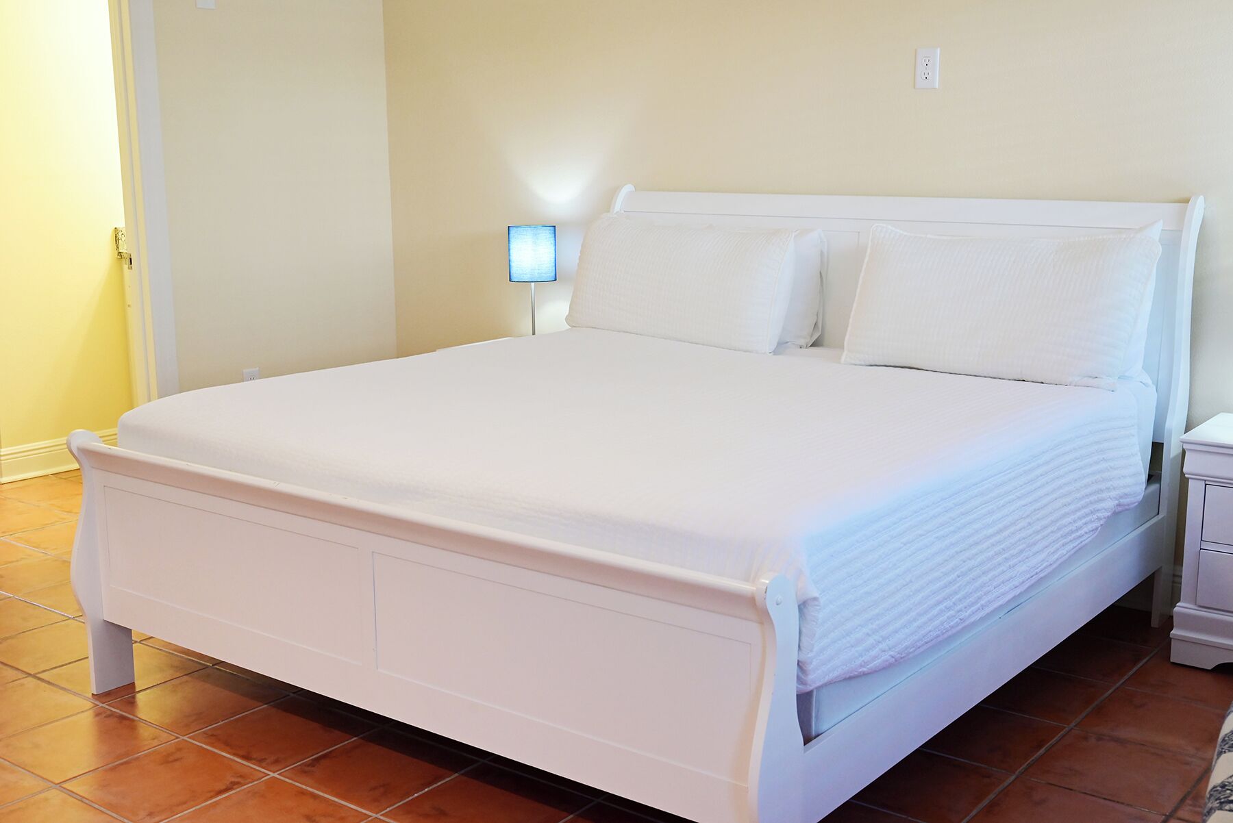 Tabla de planchar con plancha y ropa de cama