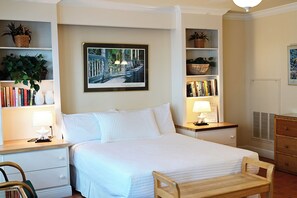 Tabla de planchar con plancha, wifi, ropa de cama