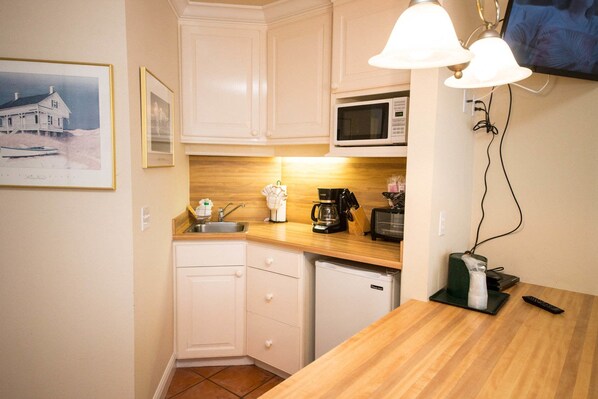 Private kitchen - 2nd Floor Studio. Stairs only. Pet Friendly (Bradenton Beach)