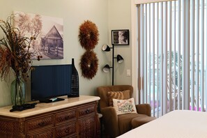 1 habitación, tabla de planchar con plancha y ropa de cama 