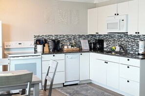 Wasserkocher mit Kaffee-/Teezubehör, Kühlschrank, Mikrowelle, Ofen
