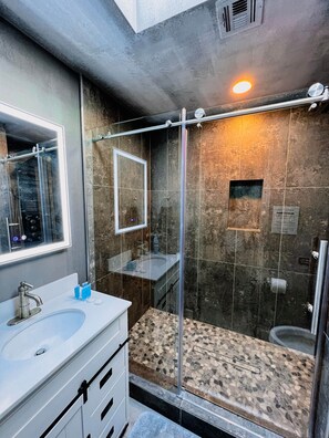 Asciugacapelli, bidet, asciugamani, sapone