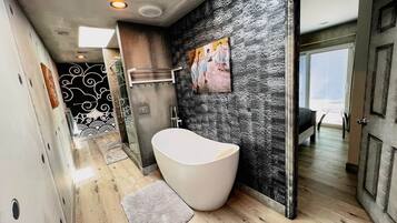 10 bedrooms, iron/ironing board, WiFi, bed sheets