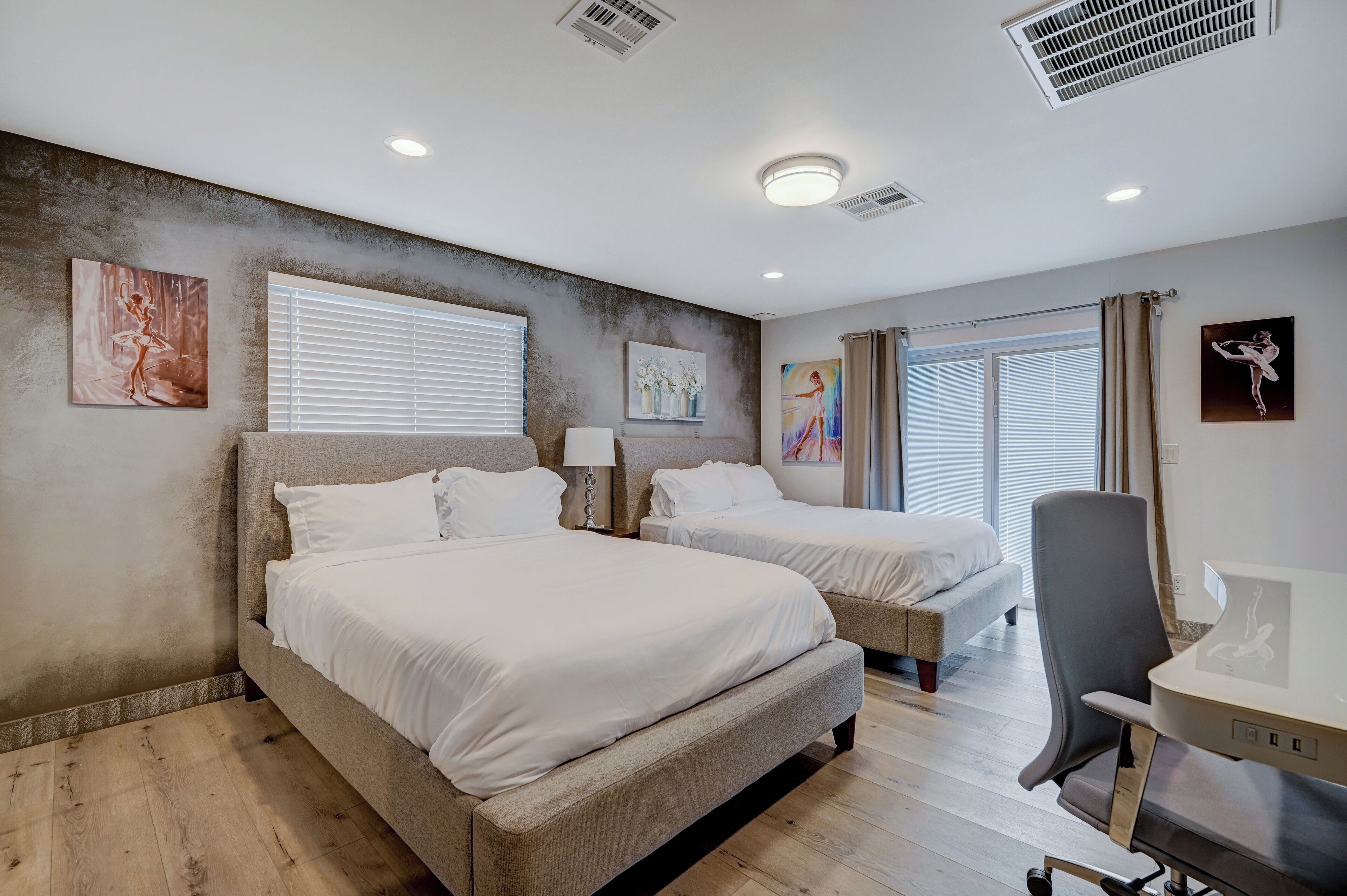 10 室のベッドルーム、デスク、アイロン / アイロン台、WiFi (無料)