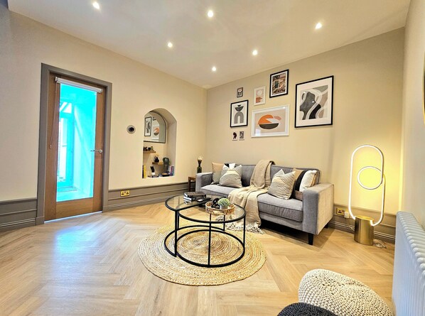 Casa, vistas al patio | Zona de estar | Smart TV de 55 pulgadas con canales digitales, Netflix