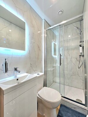 Maison, vue cour intérieure | Salle de bain