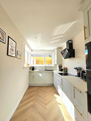 House, Courtyard View | Private kitchen | Highchair - Modern Gem with free parking (Glasgow)