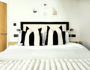 House, Courtyard View | 3 bedrooms, blackout drapes, iron/ironing board, free WiFi - Modern Gem with free parking (Glasgow)