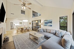 Smart TV, computer monitors - Upgraded PARKSIDE Villa- modern decor and pet friendly! (Kiawah Island)