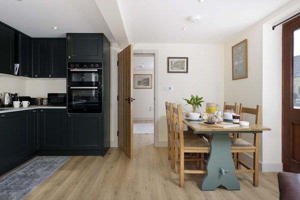 Well-equipped kitchen and dining room
