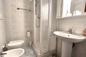 Douche, bidet, serviettes fournies