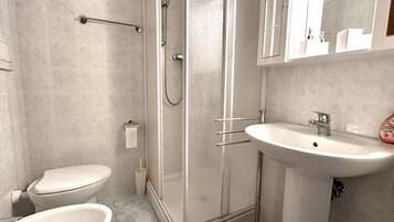 Douche, bidet, serviettes fournies