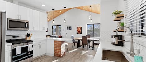 Comfort House | Private kitchen | Fridge, microwave, oven, stovetop