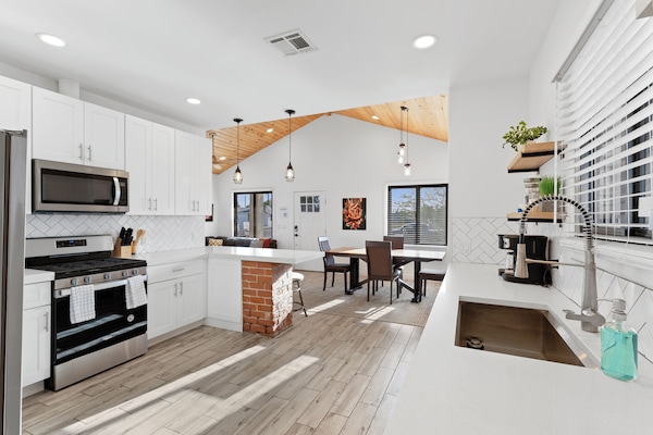 Comfort House | Private kitchen | Fridge, microwave, oven, stovetop