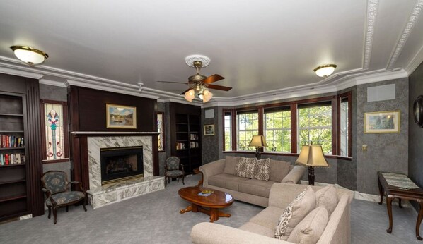 Smart TV, lareira, DVD player, pebolim