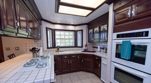 ثلاجة، ميكروويف، فرن، موقد طهي مسطح