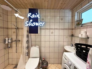 Een douche, handdoeken, zeep, shampoo