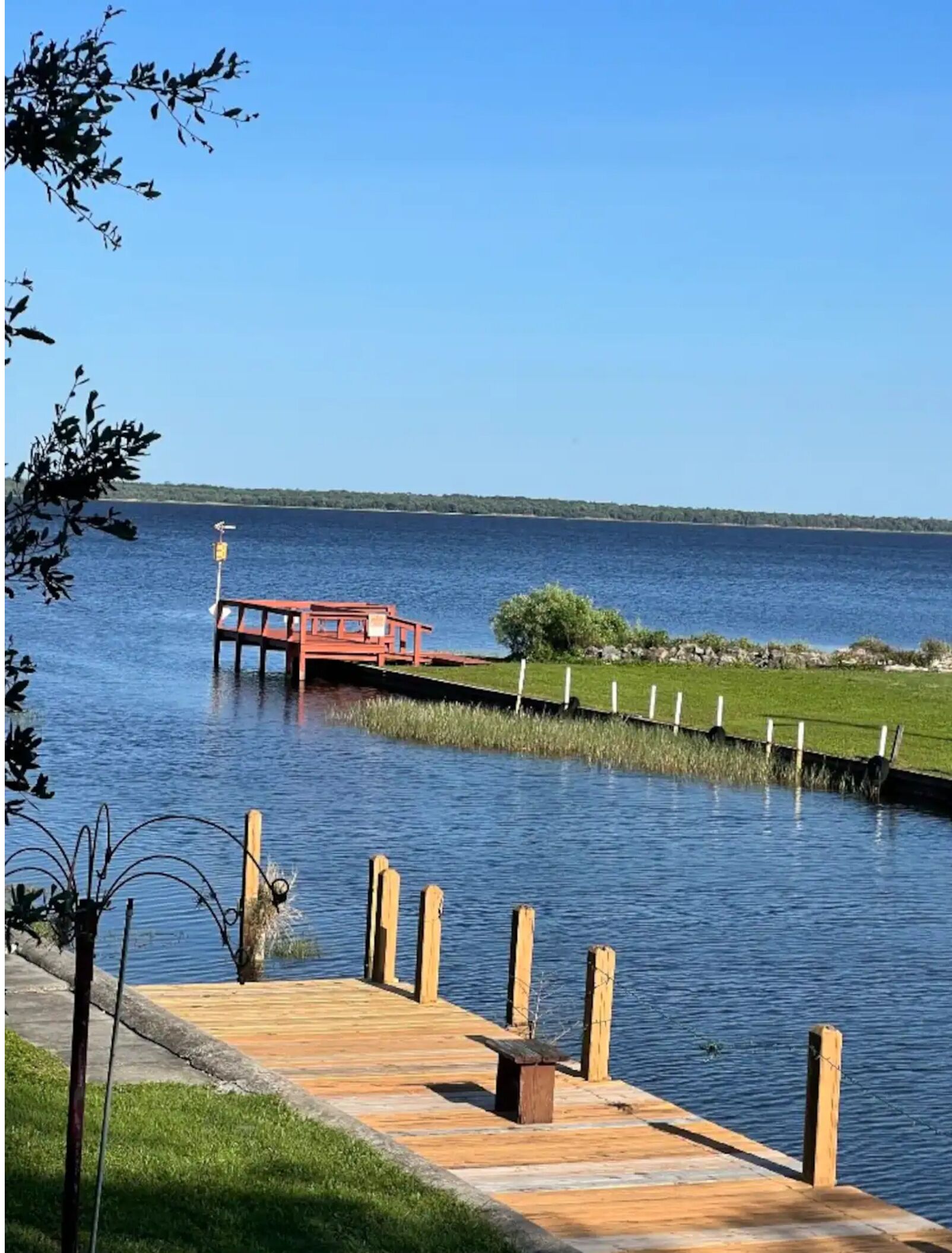 Peaceful getaway on Lake Rosalie - kayaks, fishing poles, golf cart and more!