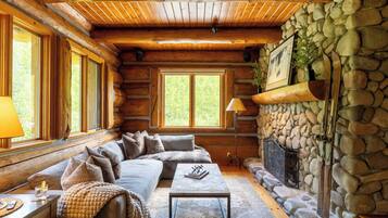 Smart TV, fireplace, table tennis, stereo