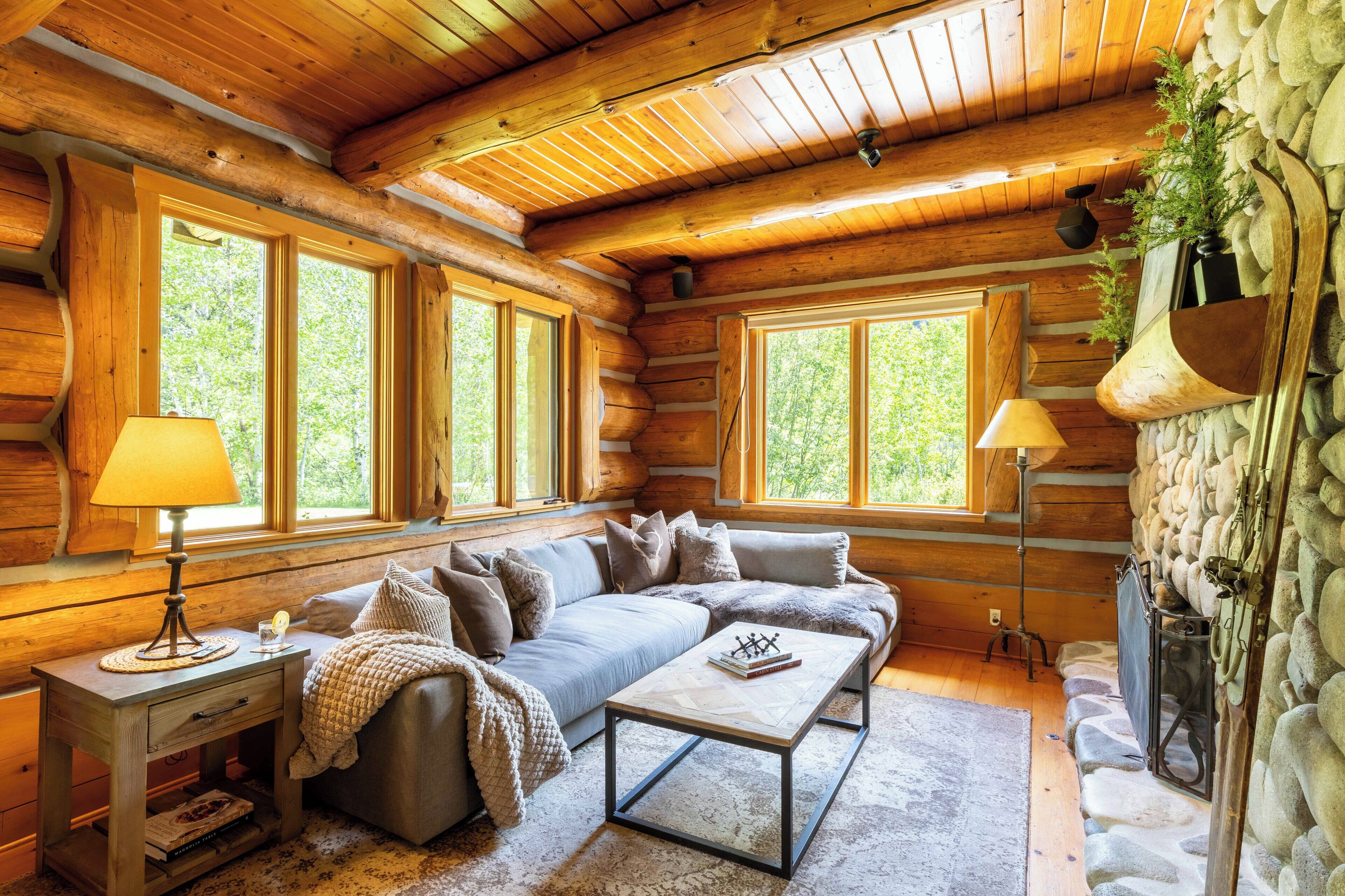 Smart TV, fireplace, table tennis, stereo