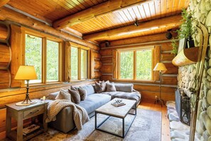 Smart TV, fireplace, ping pong, stereo