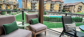 **LAKEFRONT + POOL VIEW** 3br/2bath Spacious + Beautiful Condo