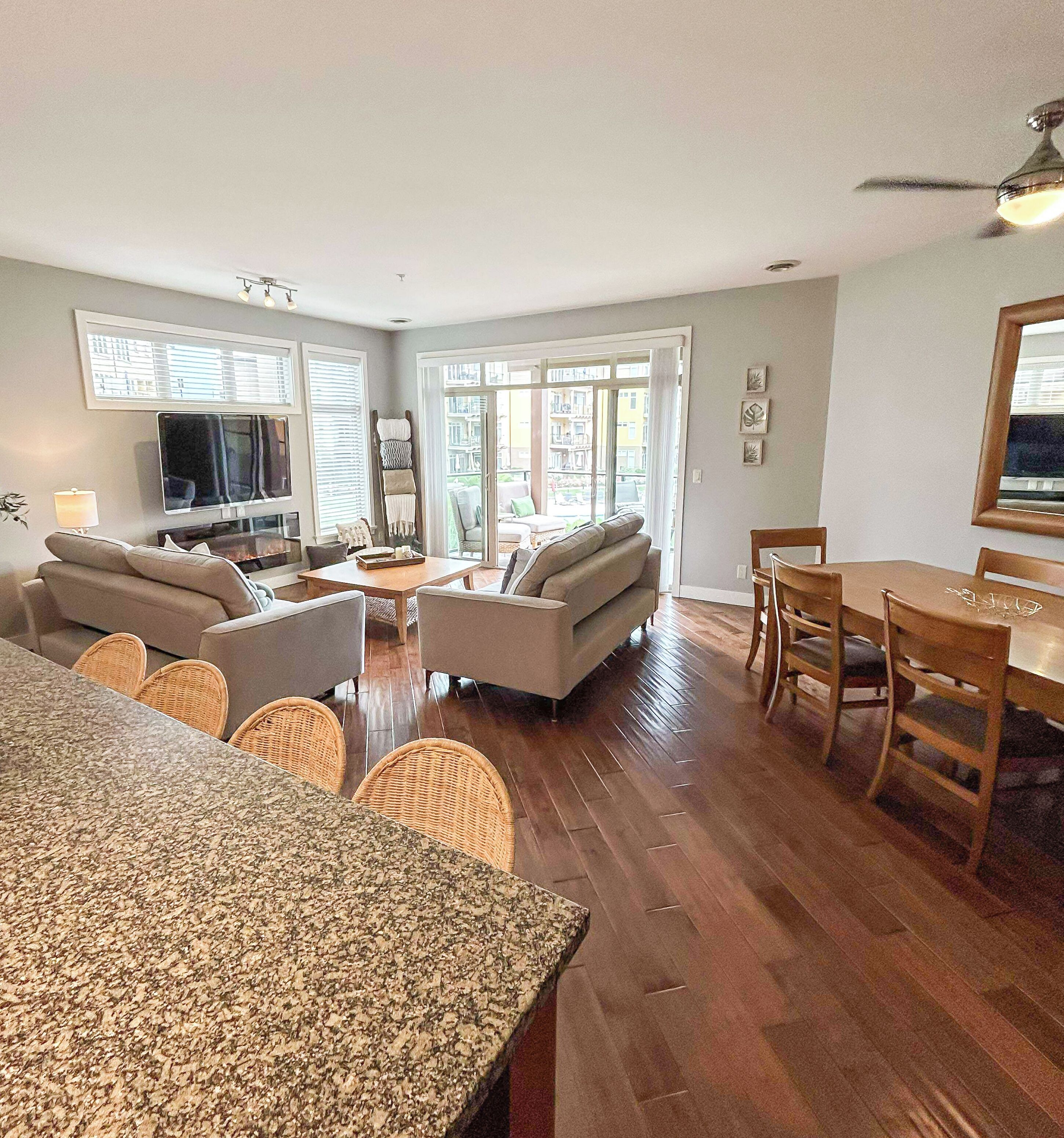 **Lakefront + Pool View**  3br/2bath Spacious + Beautiful Condo - Kelowna