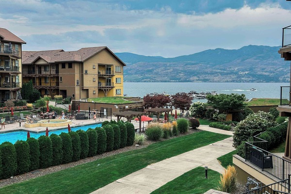 Pool + Lake View right from the spacious balcony