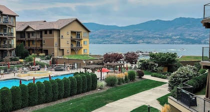 **LAKEFRONT + POOL VIEW** 3br/2bath Spacious + Beautiful Condo