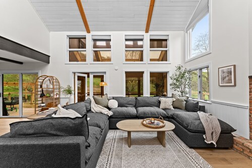 ✨ Secluded Luxury w/ Hot Tub, Firepit, Bar + Ultimate Privacy & Views