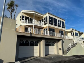 Exterior - Hamblyn Heights - Your Seaside Escape in New Plymouth with Panoramic Seaviews! (New Plymouth)