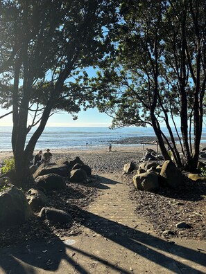 Beach nearby - Hamblyn Heights - Your Seaside Escape in New Plymouth with Panoramic Seaviews! (New Plymouth)